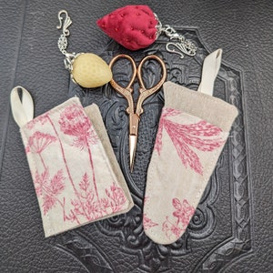 Chatelaine Werkzeuge - Stitching Set - Samt Erdbeer-Nadelkissen und Fadenwachser, Schere und Tasche, Nadelbuch - 2 Stoffauswahlen