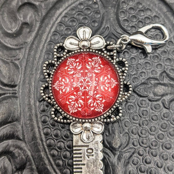 Strumenti Chatelaine - Righello in metallo color bronzo o argento con fiocco di neve su cabochon rosso su chiusura a moschettone natalizio