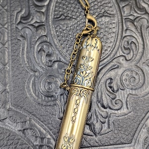 Chatelaine Tools - Porte-aiguilles victorien nouveau design - Chaîne en bronze avec fermoir