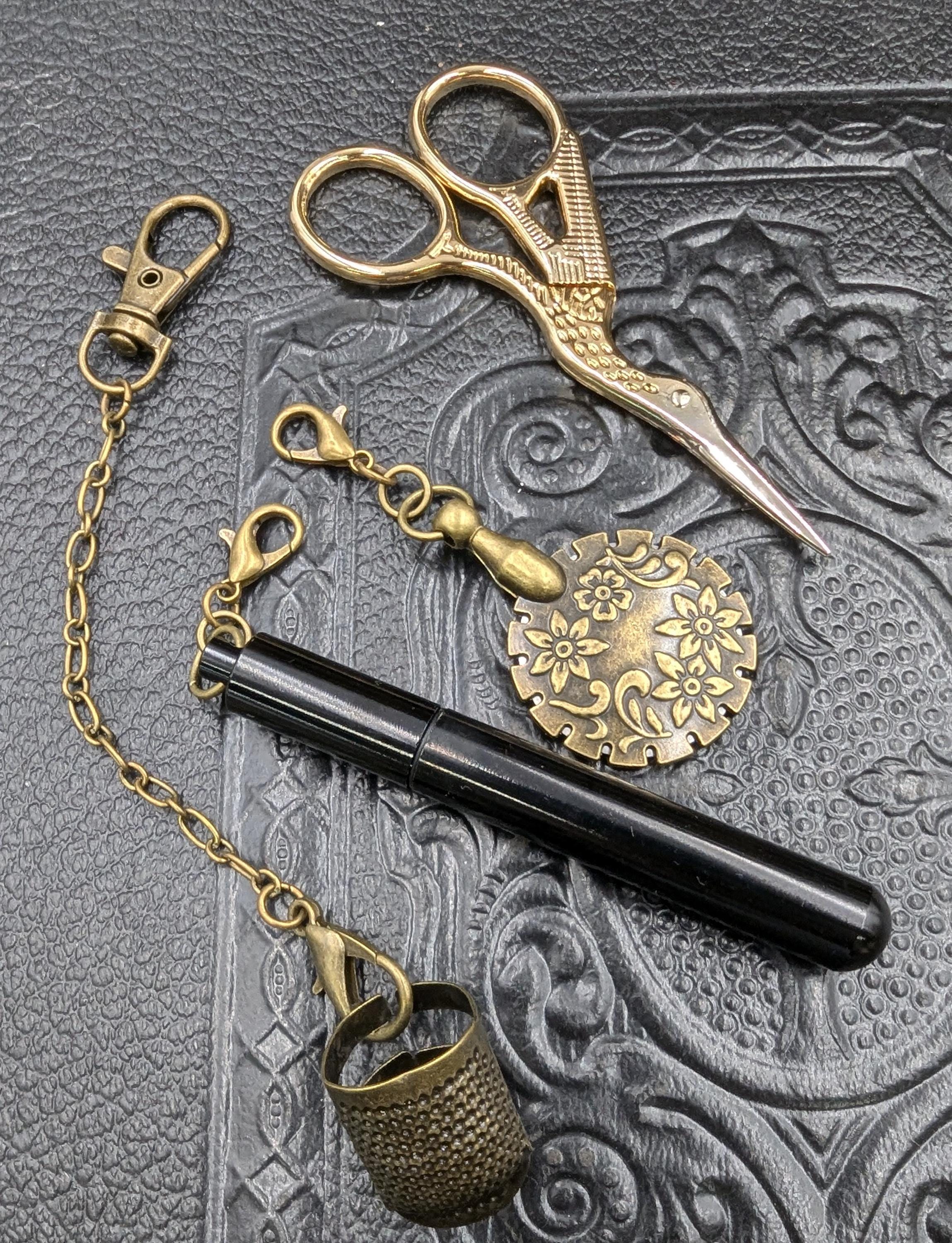 Chatelaine Tools - ビクトリア朝時代の針仕事道具 3 個、4 個、または
