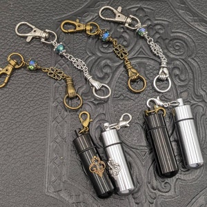 Chatelaine Tools - Portapillole da 2" in acciaio inossidabile con catena e gancio - Filigrana o semplice - Sali profumati in argento o nero