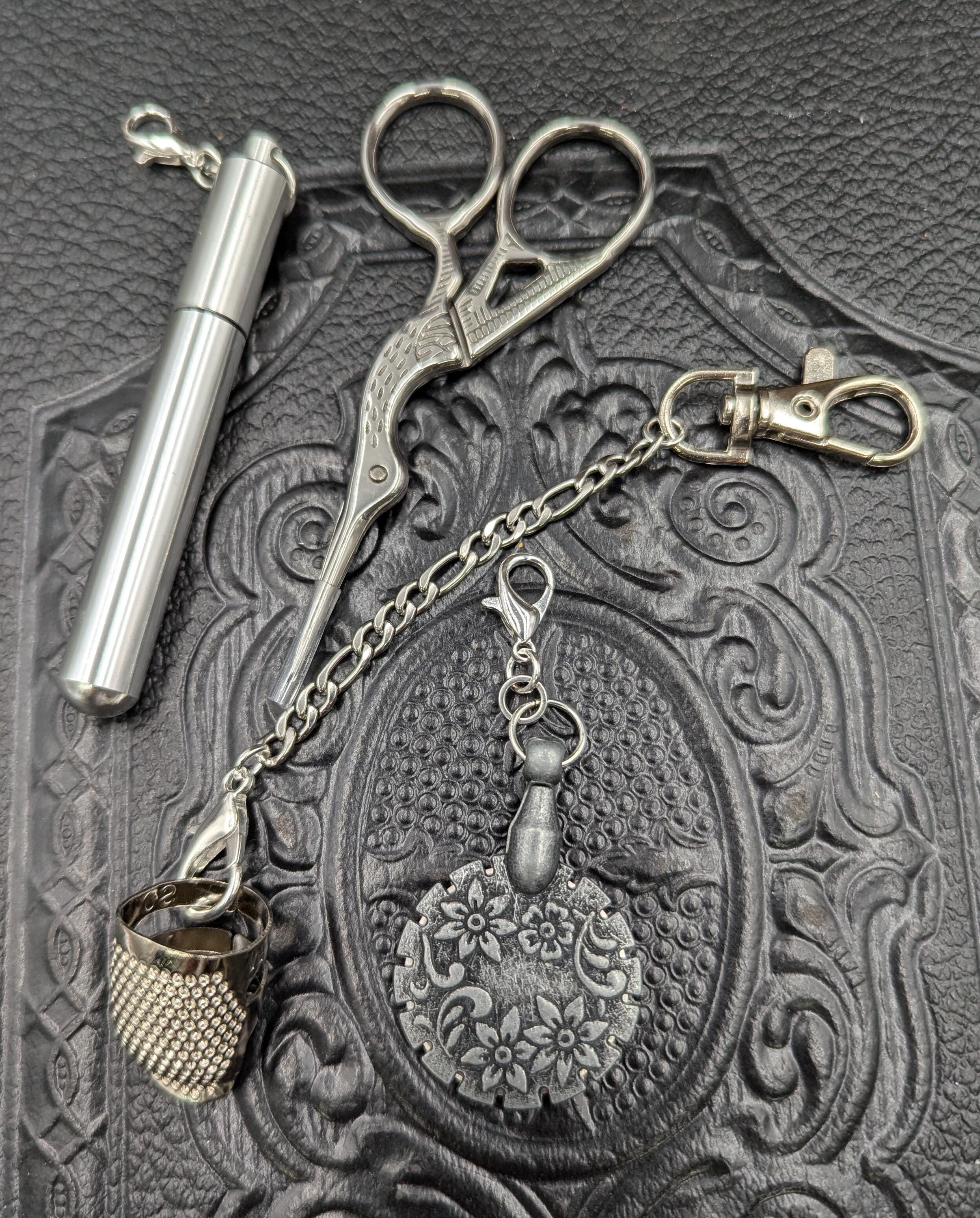 Chatelaine Tools - ビクトリア朝時代の針仕事道具 3 個、4 個、または