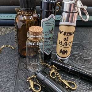 Strumenti Chatelaine - Assortimento di 6 articoli da farmacia - Bottiglie di vetro, tubi di metallo, penna - tutti su catene con fermagli - Etichette attaccate o sciolte