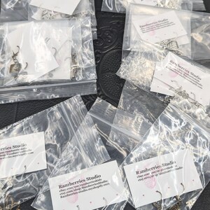 Boucles d'oreilles sac à main 3 paires sur des cartes de bijoux, aucun doublon dans l'ensemble