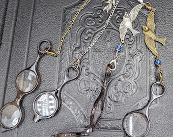 Chatelaine Tools - Gafas de lectura plegables de 2,50 de resistencia con una selección de cadenas decorativas con clips para bolsos