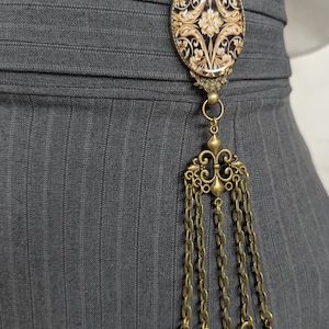 Pingente de camafeu oval extra grande em bronze para chatelaine - 7 opções com clipe de cintura, 5 correntes e ganchos para ferramentas de artesanato em fibra.