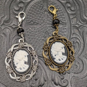 Charms de Chatelaine - Charms de Halloween para Chatelaines de Boticario - Esqueleto de camafeo y cristal en cadena con clip