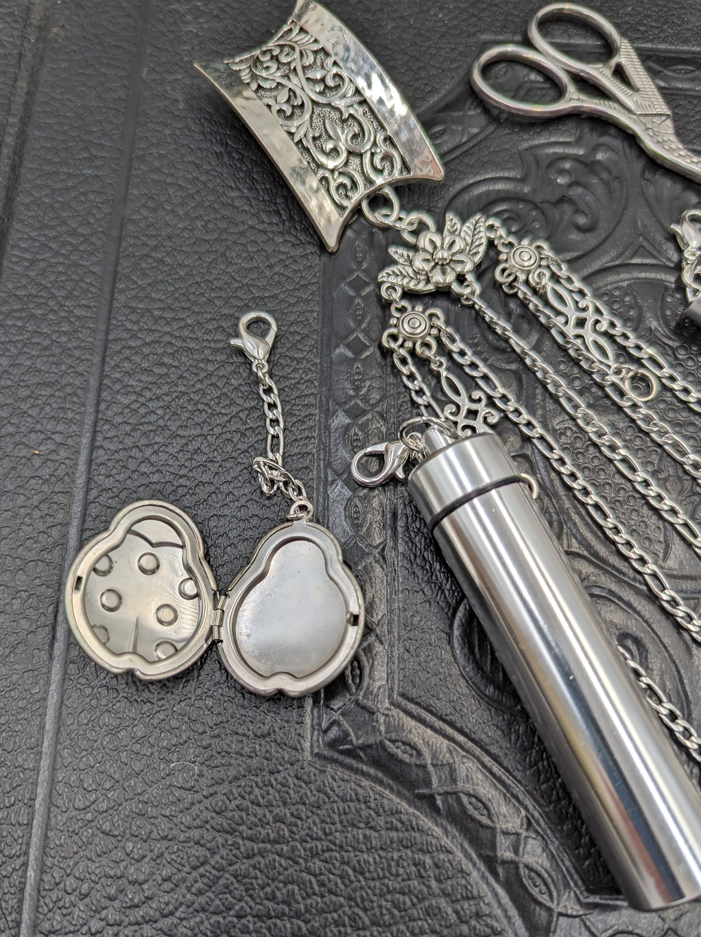 カーブクリップ付きビクトリア朝スタイルのシャトレーヌ - 留め金付き