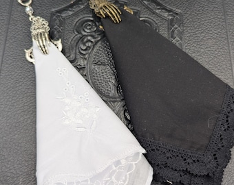 Strumenti Chatelaine - Fermaglio per fazzoletto a forma di mano scheletrica - Acciaio inossidabile o bronzo su catena - Con o senza fazzoletto