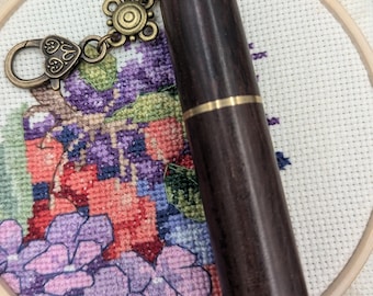 Herramientas Chatelaine - Estuche de madera para agujas con tapa de rosca - con cadena y cierre