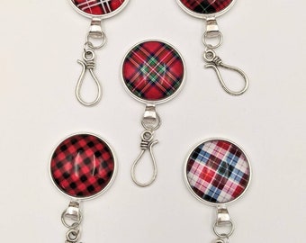 Red and Black Plaid Design Magnetic Brooch Pin with Hook - Portuguese Knitting Pin