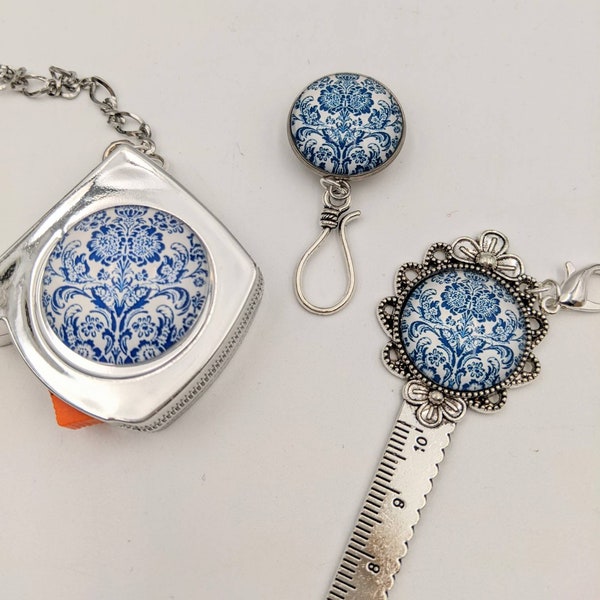 Herramientas Chatelaine - Cinta métrica, regla y broche magnético de metal azul y blanco (alfiler de punto portugués). Se venden en conjunto o por separado.
