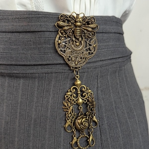 "Bronze oder Silberne ""Mini"" Bienen Chatelaine mit Taillenclip und 5 Ketten und Haken für Fiber Arts Werkzeuge."