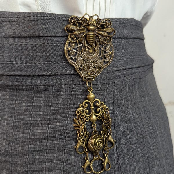 Chatelaine a forma di ape "Mini" in bronzo o argento con clip per cintura e 5 catene e ganci per strumenti di Fiber Arts