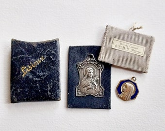 2 saints medals and reliquary in pouch