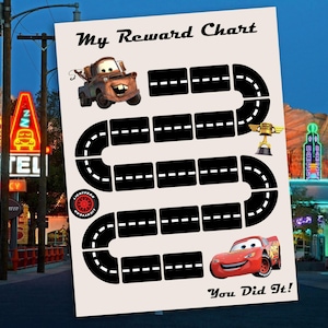 Pode incluir: Um gráfico de recompensas imprimível com uma estrada preta com linhas brancas e um carro vermelho no final. O gráfico diz "My Reward Chart" no topo e "You Did It!" na parte inferior. O gráfico é decorado com imagens de carros do filme Cars da Disney Pixar.