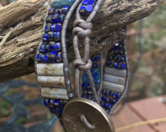 Pulsera de cuero con cuentas de cristal azul checas y cierre de níquel Buffalo.