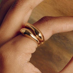 Juego de anillos apilables, anillos de banda orgánica ondulada en oro, plata o dos tonos, anillos apilables modernos y llamativos.