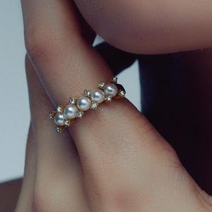 Cluster Pearl Ring in 18k Gold, Natural Freshwater Pearl Statement Ring, Pearl Band in Zircon Accents, Elegant Pearl and Zircon Diamond Ring