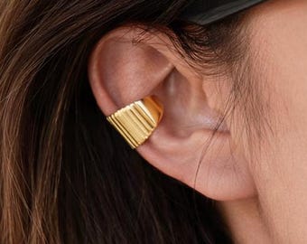 Gold Ribbed Ear Cuff, Wide Cartilage Cuff No Piercing, Adjustable Chunky Statement Ear Wrap, Minimalist Helix Jewelry, Ear Stack Styling