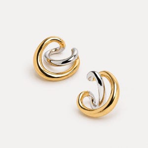 Ear cuff de aro bicolor, ear cuff sin perforación en oro y plata, ear cuff para cartílago con varios metales, ear cuff con banda cruzada, ear cuff minimalista con estilo.
