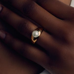 Protruding Pearl Stone Ring, 18k Gold Band with Pearl Gemstone, Elegant Natural Pearl Ring, Statement Pearl Jewelry, Unique Pearl Solitaire