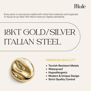 Op de afbeelding: Een close-up van een goudkleurig, abstract gevormd sieraad. De afbeelding bevat de tekst "18KT GOLD/SILVER ITALIAN STEEL" en "PREMIUM QUALITY". De tekst vermeldt ook "Tarnish-Resistant Metals" en "Waterproof".
