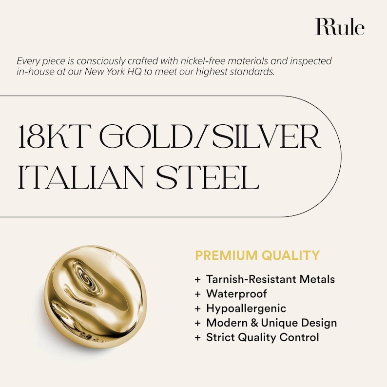 Op de afbeelding: Een close-up van een goudkleurig, abstract gevormd sieraad. De afbeelding bevat de tekst "18KT GOLD/SILVER ITALIAN STEEL" en "PREMIUM QUALITY". De tekst vermeldt ook "Tarnish-Resistant Metals" en "Waterproof".