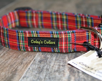 Puede incluir: Collar de perro de cuadros rojos, verdes y amarillos con una etiqueta negra que dice "Coley's Collars".
