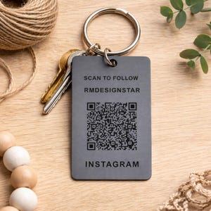 Puede incluir: Una taza de cerámica blanca con un asa negra y el texto "But First, Coffee" en negro y negrita. La taza está sobre una superficie blanca. La taza mide aproximadamente 10 cm de alto.