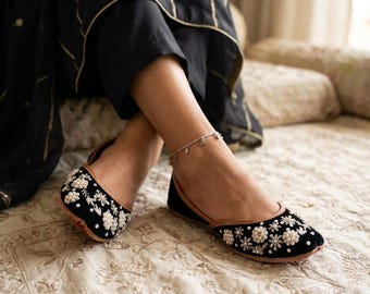 Zapatos Khussa de terciopelo negro / Mojari de perlas bordadas a mano / Zapatos de novia pakistaníes / Calzado tradicional de boda del sur de Asia
