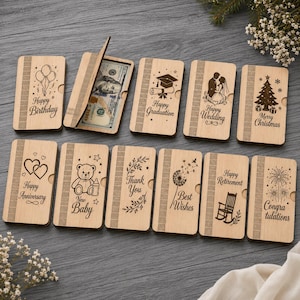 Pode incluir: Uma coleção de porta-dinheiro retangulares de madeira com designs gravados a laser para várias ocasiões, incluindo aniversário, formatura, casamento, Natal, bodas, bebê, agradecimento, melhores desejos, aposentadoria e parabéns.