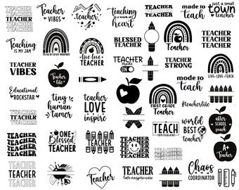 Könnte beinhalten: Eine Sammlung von 50 Lehrer-Themen-SVG-Designs in Schwarz und Weiß. Die Designs enthalten Sätze wie "Teacher Vibes", "Teaching is my jam" und "Blessed Teacher" sowie Bilder von Äpfeln, Bleistiften und Regenbogen. Formate: SVG, JPG, PNG, EPS und DXF.