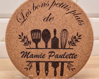 Sous-plat en liège personnalisé , Cadeau pour Mamie , Fête des grands-mères ,Accessoire cuisine original ,  Déco cuisine artisanale