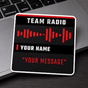 Può includere: Un adesivo quadrato con sfondo nero e accenti rossi. Il testo recita TEAM RADIO in alto, seguito da un grafico a onde sonore rosso, il testo YOUR NAME e il testo YOUR MESSAGE tra virgolette rosse nella parte inferiore.