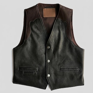 Puede incluir: Una taza de cerámica blanca con un asa negra y el texto "But First, Coffee" en negro, con una fuente de estilo manuscrito. La taza está sobre una superficie blanca.