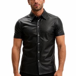 Peut inclure: Chemise noire &agrave; manches courtes avec une fermeture boutonn&eacute;e et un col. La chemise pr&eacute;sente un motif textur&eacute; et est faite d'un mat&eacute;riau semblable au cuir. La chemise est associ&eacute;e &agrave; un pantalon noir. Le style g&eacute;n&eacute;ral est moderne et &eacute;l&eacute;gant.