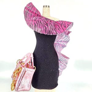 Robe noire près du corps avec col over the top rose zèbre « épaules dénudées ».