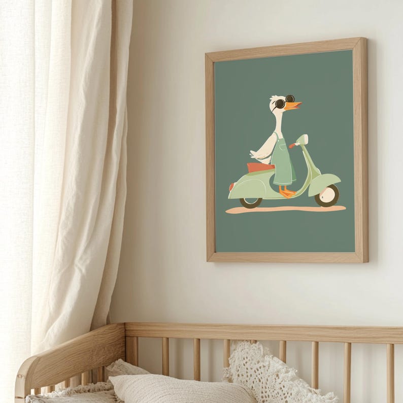 Puede incluir: Una impresi&oacute;n art&iacute;stica enmarcada que presenta un ganso de dibujos animados con gafas de sol y un mono, montado en una vespa verde menta. La obra de arte tiene un fondo verde y un marco marr&oacute;n claro. El ganso tiene pies y pico naranjas.