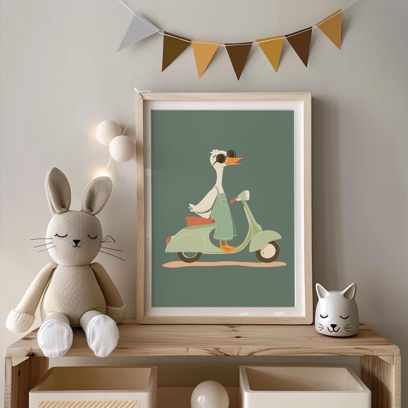 Puede incluir: Una impresi&oacute;n art&iacute;stica enmarcada que presenta un ganso con gafas de sol y un mono, montando una scooter verde menta. La obra de arte tiene un fondo verde y se exhibe en una estanter&iacute;a de madera con un conejito de peluche y una figura de gato. Una pancarta de banderas triangulares cuelga encima.