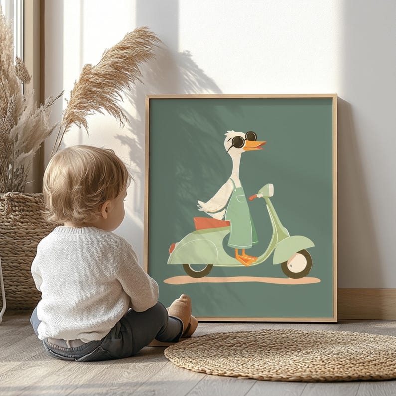 Puede incluir: Una impresi&oacute;n art&iacute;stica enmarcada que presenta un ganso de dibujos animados con gafas de sol y un mono, montado en una scooter verde menta. La obra de arte tiene un fondo verde y un marco de madera. Un ni&ntilde;o est&aacute; sentado en el suelo frente a la obra.