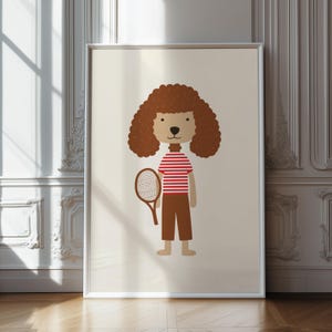 Arte imprimible de un perro tenista caprichoso: adorable personaje inspirado en un caniche con rayas rojas. Divertida decoración de pared para niños o amantes de las mascotas.