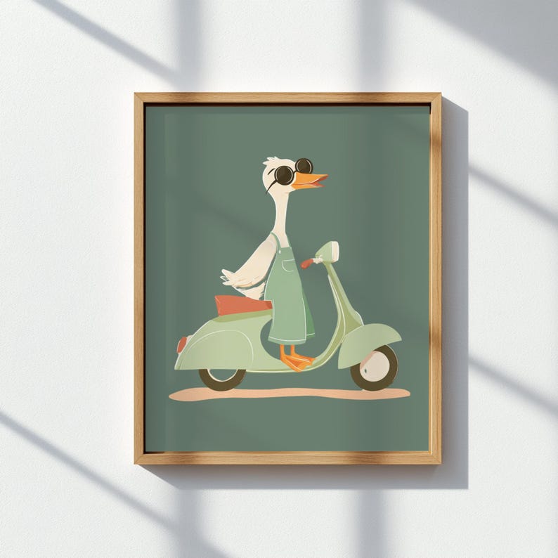 Puede incluir: Impresi&oacute;n art&iacute;stica enmarcada que presenta un ganso de dibujos animados con gafas de sol y un mono, montado en una vespa verde menta. El ganso tiene patas naranjas y un pico amarillo. El fondo es verde apagado, y el marco es marr&oacute;n claro.
