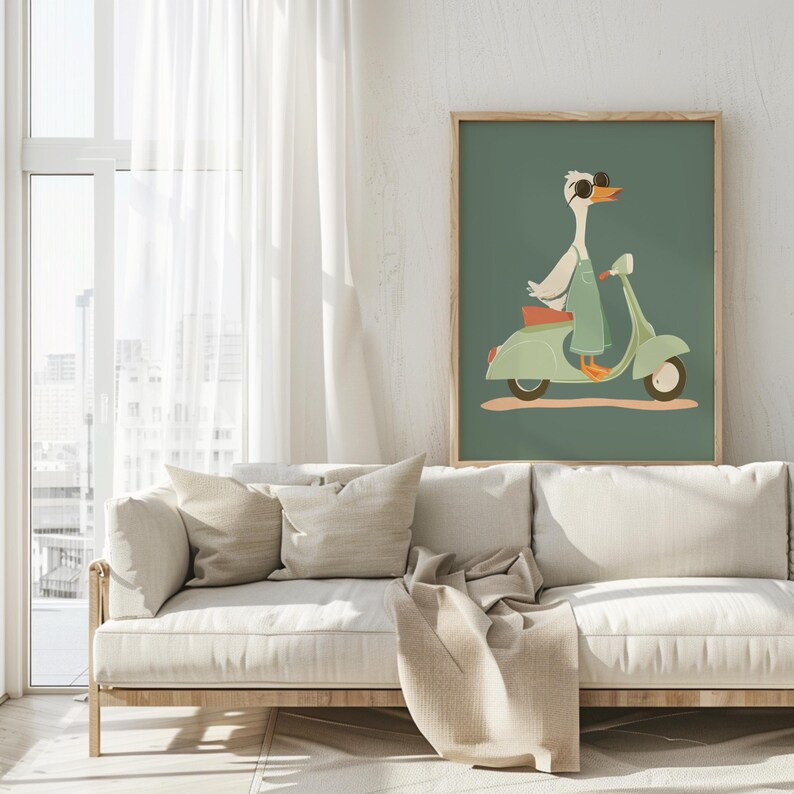 Puede incluir: Una impresi&oacute;n art&iacute;stica enmarcada que presenta un ganso de dibujos animados con gafas de sol y un mono, montando un scooter verde menta. La obra de arte, enmarcada en madera clara, se exhibe sobre un sof&aacute; blanco.