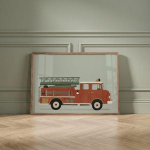 Pode incluir: Uma impressão artística emoldurada com uma ilustração de perfil de um caminhão de bombeiros vermelho com uma escada verde montada no topo. O veículo tem rodas pretas, teto da cabine branco e fundo verde claro, em uma moldura de madeira clara.