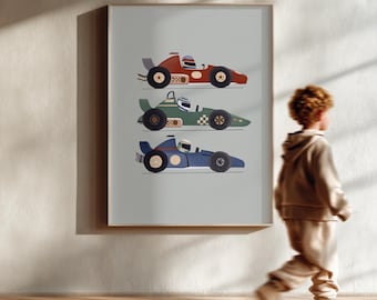 Puede incluir: Impresión enmarcada con tres coches de carreras de colores. El coche superior es rojo, el del medio verde y el inferior azul. Cada coche tiene un conductor y está sobre un fondo gris claro.