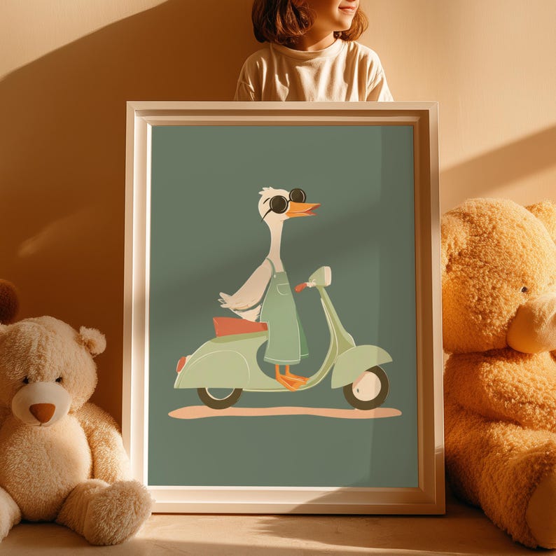 Puede incluir: Impresi&oacute;n art&iacute;stica enmarcada que presenta un ganso de dibujos animados con gafas de sol y un mono, montado en una scooter verde menta. La obra de arte tiene un fondo verde azulado y un marco beige claro. Un oso de peluche es visible.