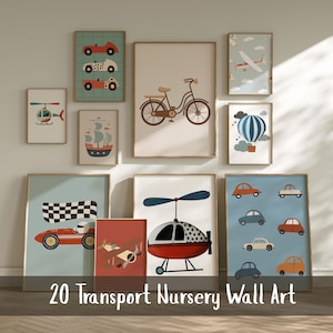 Puede incluir: Un conjunto de cuadros enmarcados para la pared de la guardería con temas de transporte. Las ilustraciones incluyen coches, aviones, un helicóptero, un globo aerostático, un velero y una bicicleta. El texto "20 Transport Nursery Wall Art" está en la parte inferior.