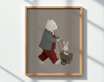 Könnte beinhalten: Gerahmte Illustration eines Eisbären in grauer Jacke und roter Latzhose, der einen kleinen braunen Wagen schiebt. Ein weißes Kaninchen sitzt im Wagen. Der Hintergrund ist ein gedämpftes Grau, der Rahmen helles Holz.