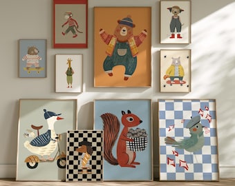 Könnte beinhalten: Eine Sammlung gerahmter Kunstdrucke mit skurrilen Tierillustrationen. Die Kunstwerke zeigen einen Bären in Latzhosen, ein Eichhörnchen mit einem Korb voller Nüsse und einen Hund mit Hut. Die Farbpalette umfasst Blau-, Orange- und Brauntöne.